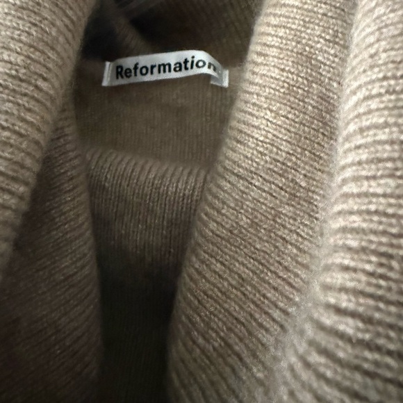 Reformation Cashmere Luis cropped Cozy Tan Turtleneck Sweater XS - Picture 7 of 10